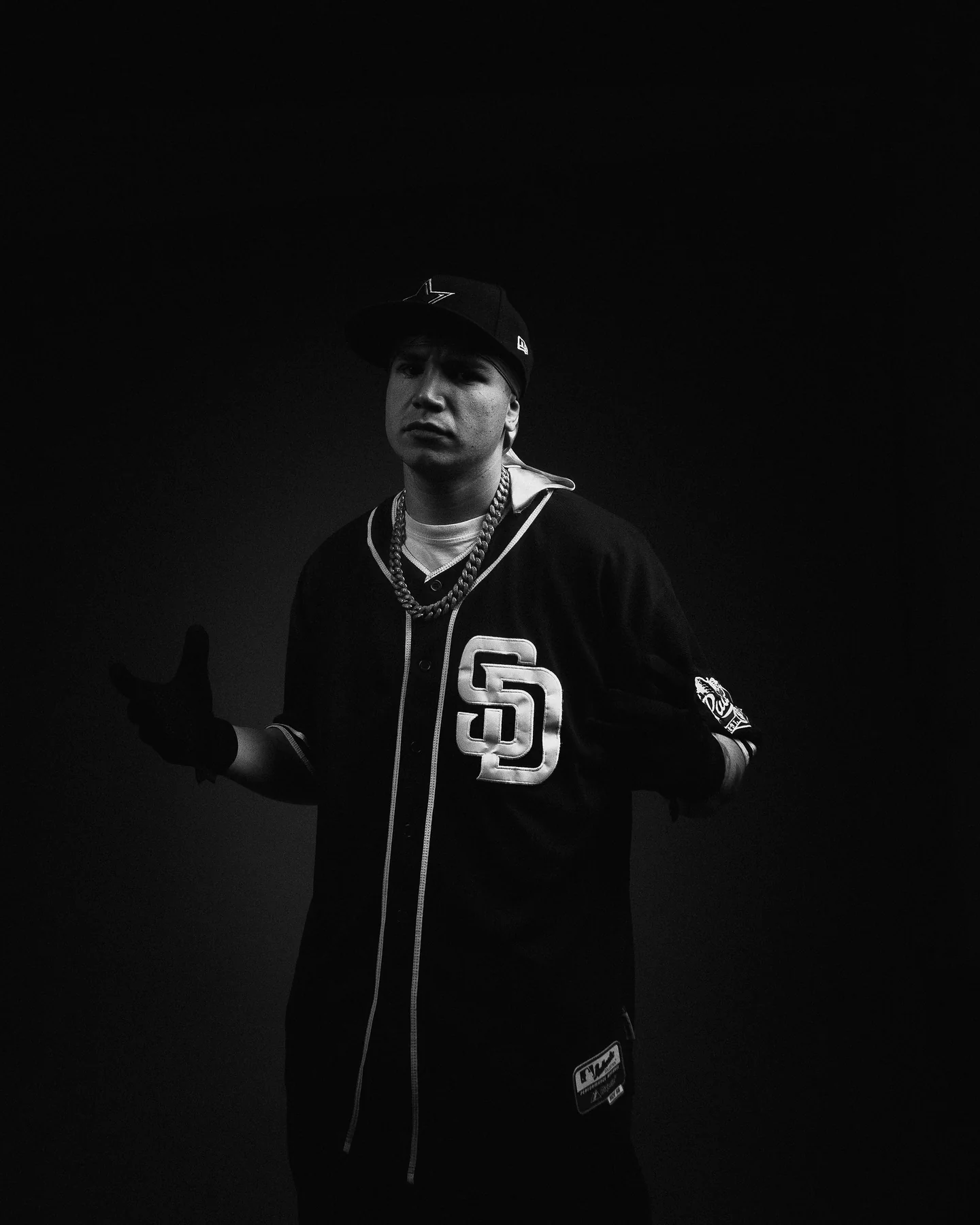 Retrato de A.L.K.A con camiseta de béisbol